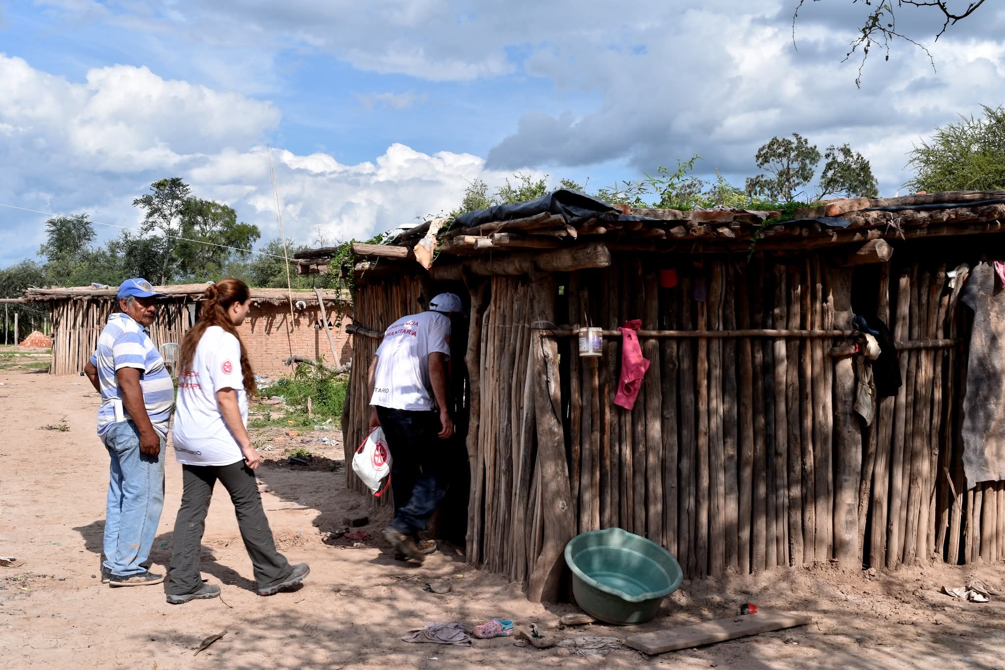 Integrantes de ENASHU recorren una comunidad durante un operativo sanitario