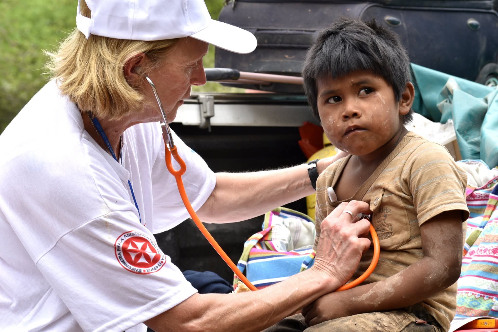 Una profesional de ENASHU examina a un niño durante una atención pediátrica en territorio