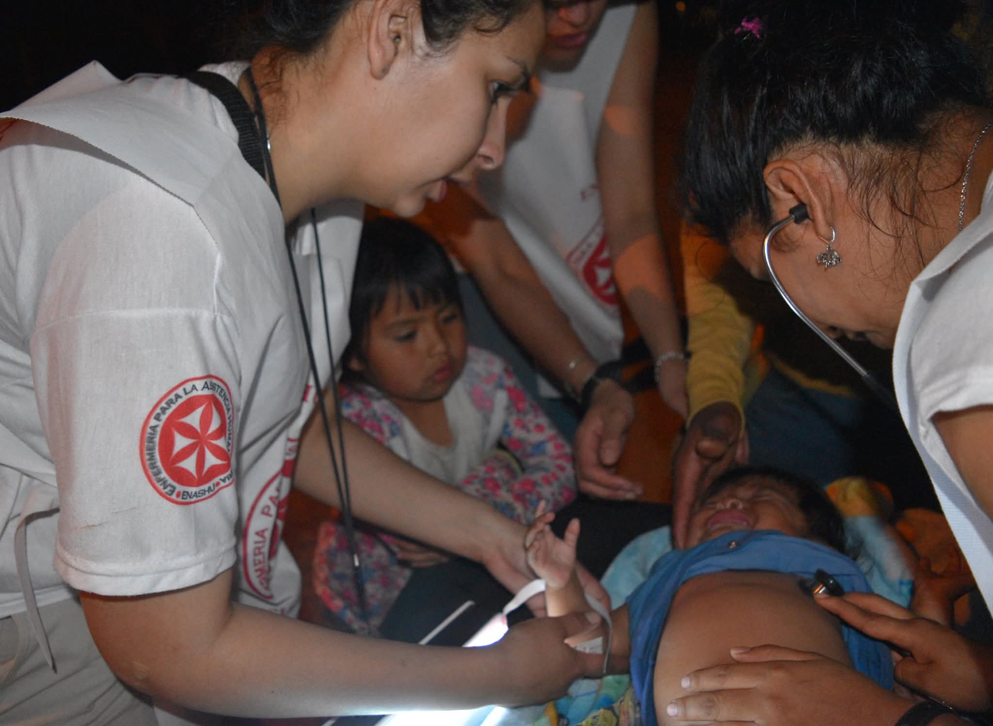 Equipo de ENASHU atendiendo a un bebé durante un operativo