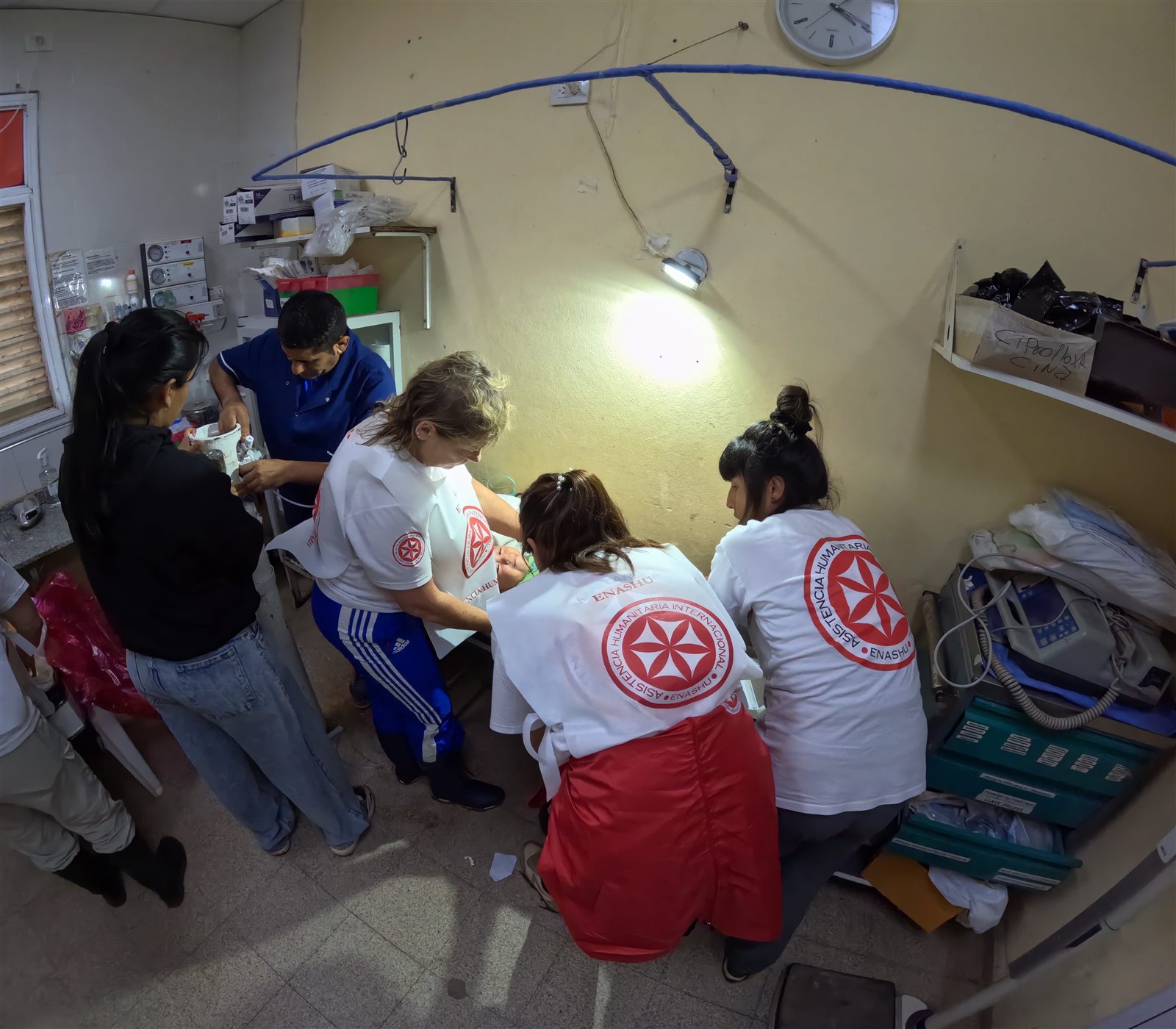 Integrantes de ENASHU trabajan junto al equipo del hospital