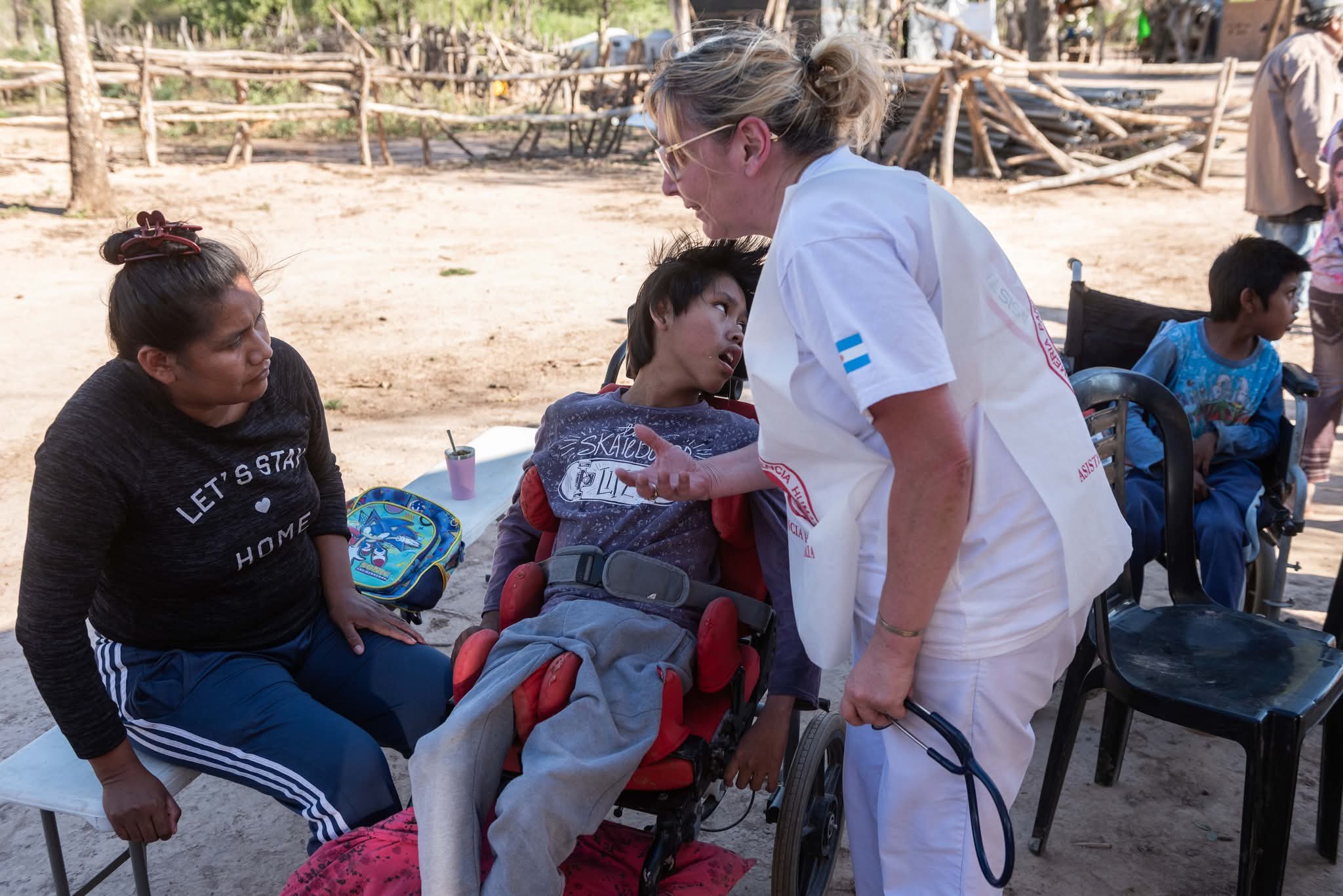Una profesional de ENASHU conversa con una madre y atiende a un niño en el territorio