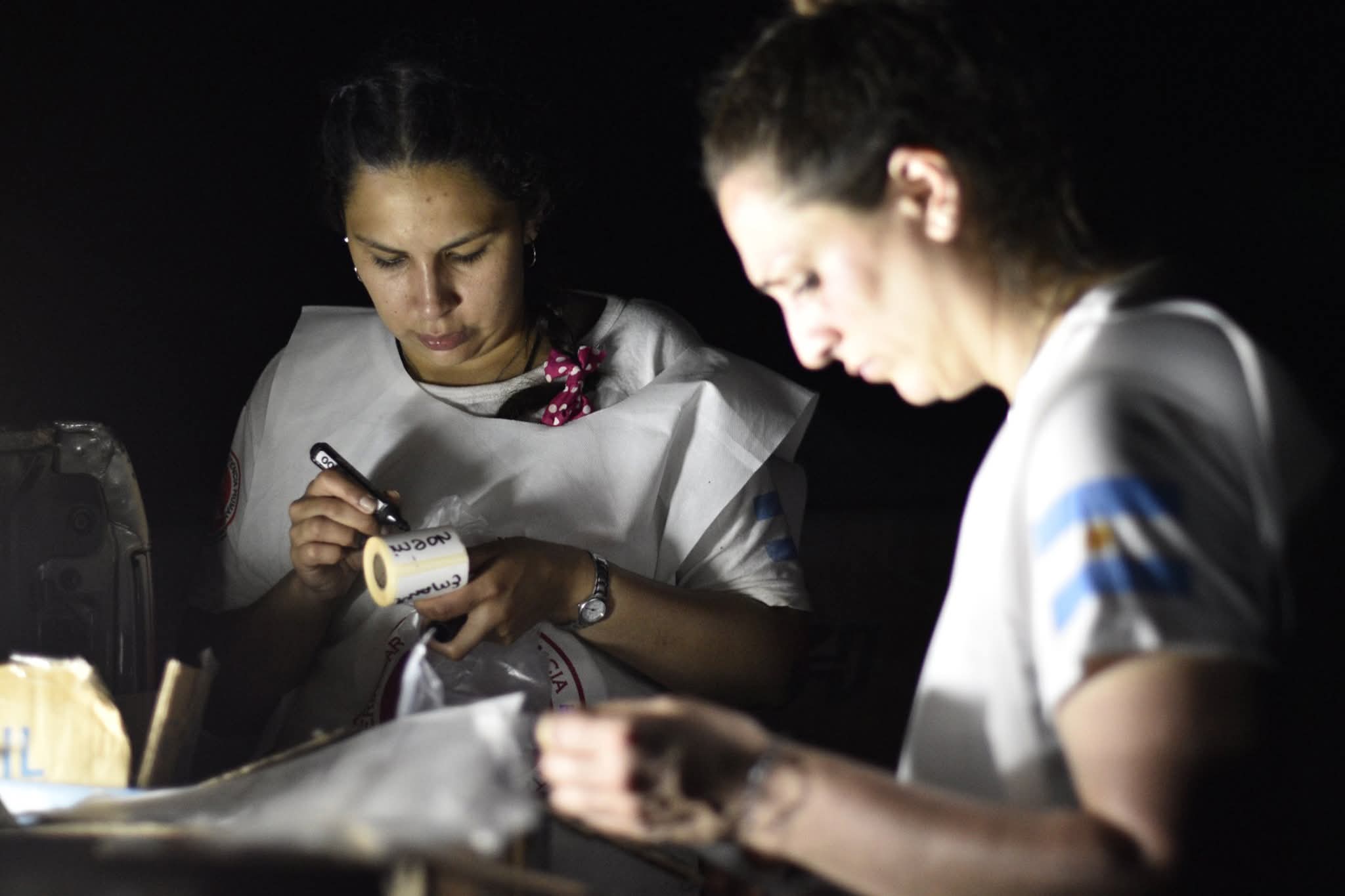 Voluntarias de ENASHU organizan insumos durante la noche